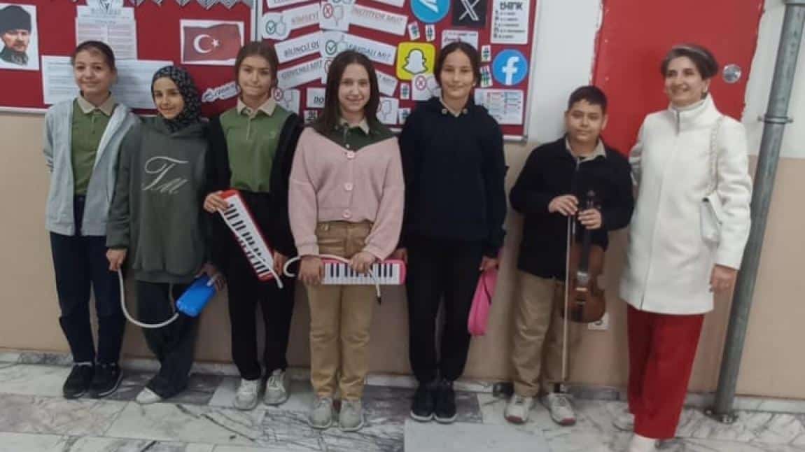6.sınıf melodika grubu ve 7.Sinif Keman solo İstiklal Marşı çalırken...